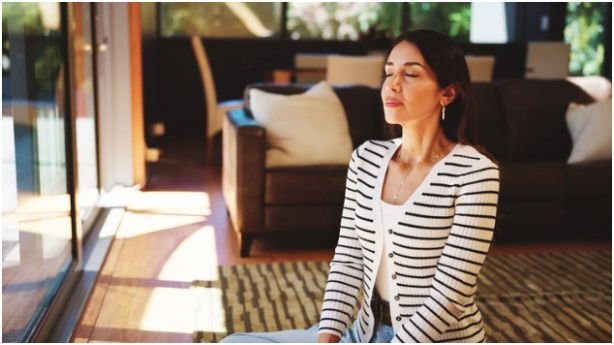 What Are Easy Mindful Living Habits for Beginners During a Busy Day?